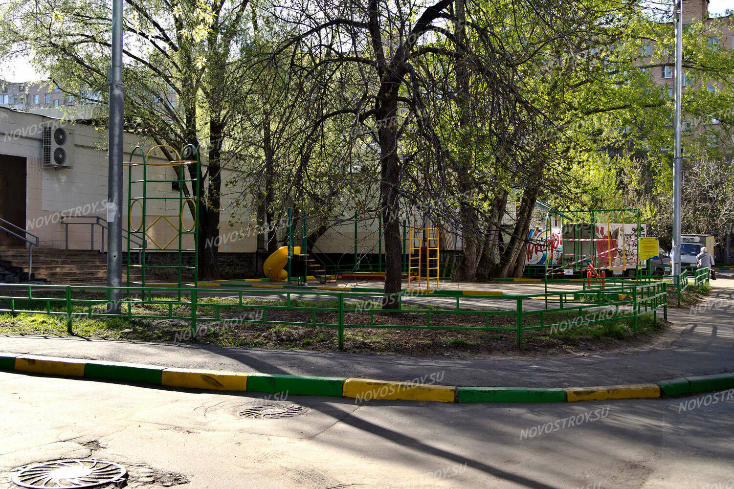 Детская площадка около дома на Кастанаевской улице (04.04.2013 г.)