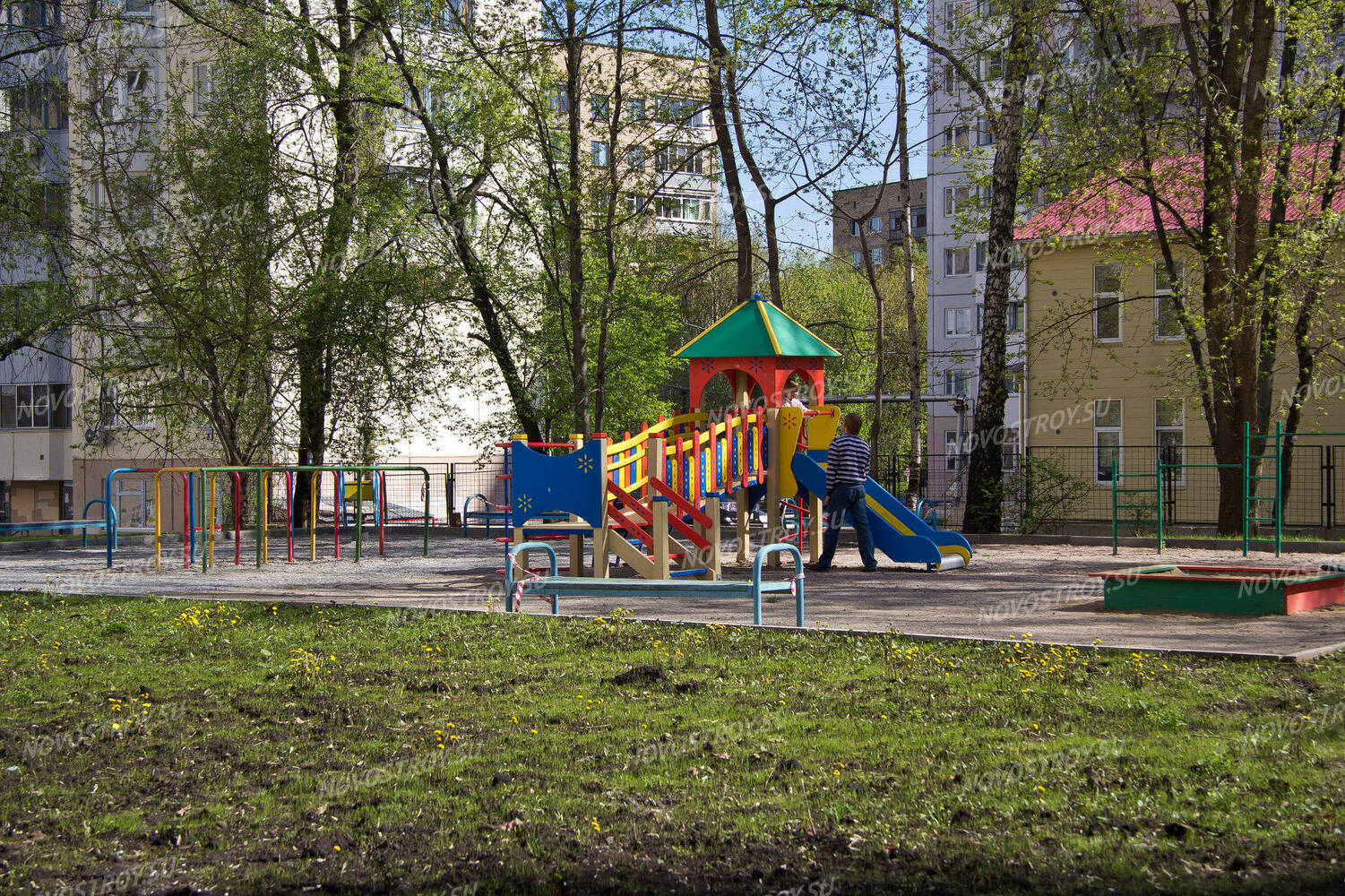 Детская площадка недалеко от ЖК «Золотой треугольник» (12.05.2013 г.)