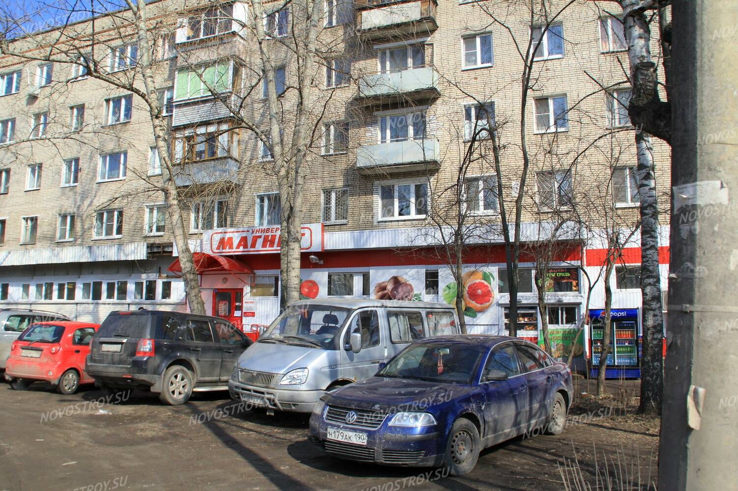 ЖК «Дом на Горького»: 08.04.2015 - Универсам «Магнит» около новостройки