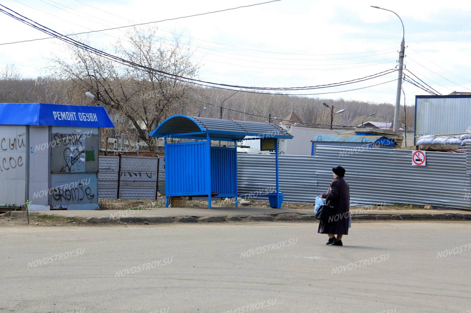 ЖК «Дом на улице Шаталова» (г. Подольск): 22.04.2015 - Автобусная остановка рядом со стройплощадкой