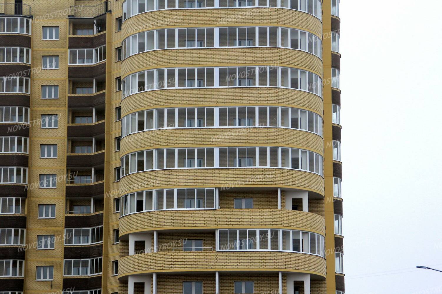 ЖК «Москворецкий» (г. Воскресенск): 08.11.2015 - Фрагмент построенного корпуса, средние этажи торца