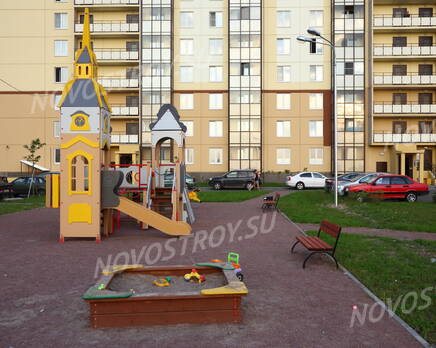 Детская площадка ЖК «Янтарь» (20.06.2013 г.), Август 2013