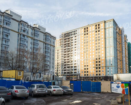 ЖК «Новомосковский»: общий вид на комплекс и соседнюю стройку. 10.03.2015, Апрель 2015