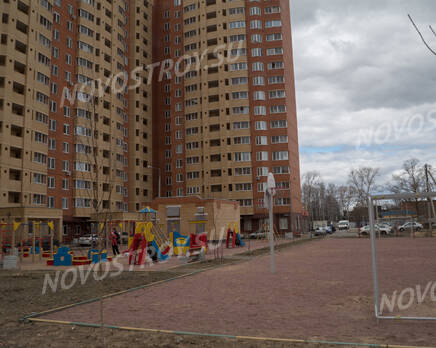 ЖК «Дом в Щелково, 7А»: детская площадка, 24.04.2015, Апрель 2015