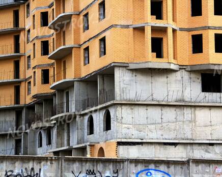 ЖК «Ренессанс»: 22.04.2015 - Фрагмент строящегося корпуса, торец, нижние этажи, Май 2015