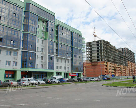 ЖК «на ул. Дубки»: Общий вид. Готовый и строящийся корпуса. 31.05.2015, Июнь 2015