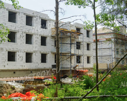 ЖК «Три медведя»: вид с опушки на первый корпус (14.06.15), Июнь 2015