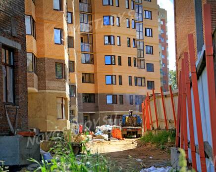 ЖК «Московский» (г.Дмитров): 17.06.2015 - Фрагмент новостройки, нижние этажи, вид со жвора, Июнь 2015