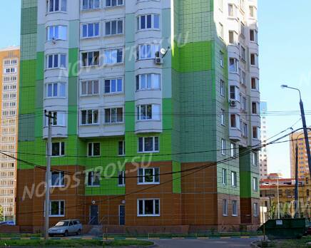 ЖК «в Молжаниновском районе»: 24.06.2015 - Фрагмент корпуса, нижние этажи, Июль 2015