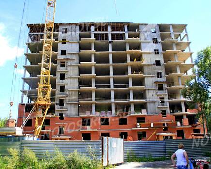 ЖК «в 1-м Текстильном переулке, 5»: 08.08.2015 - Строящийся корпус, вид со стороны берега речки, Август 2015