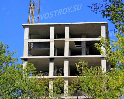 ЖК «в 1-м Текстильном переулке, 5»: 08.08.2015 - Фрагмент корпуса, верхние этажи с торца, Август 2015