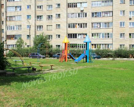 ЖК «Дом на улице Декабристов»: 08.08.2015 - Детская площадка во дворе новостройки, Август 2015