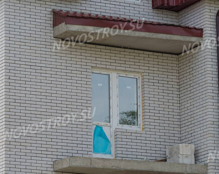 ЖК «Дом в поселке Горбунки»: один из балконов (13.08.2015), Август 2015