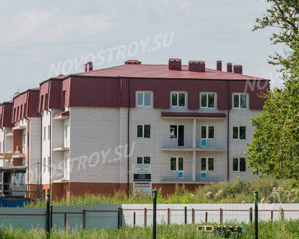 ЖК «Дом в поселке Горбунки»: общий вид с торца (13.08.2015), Август 2015