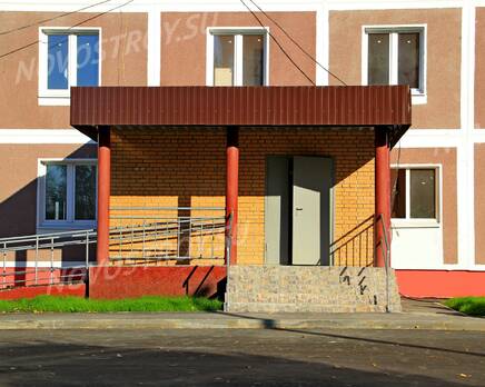 ЖК «Голицын Парк»: 21.09.2015 - Фрагмент построенного корпуса, подъезд, Сентябрь 2015