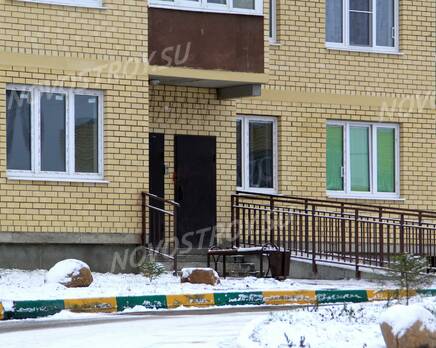 ЖК «Новоспасский»: 24.11.2015 - Фрагмент построенного корпуса, подъезд, Ноябрь 2015