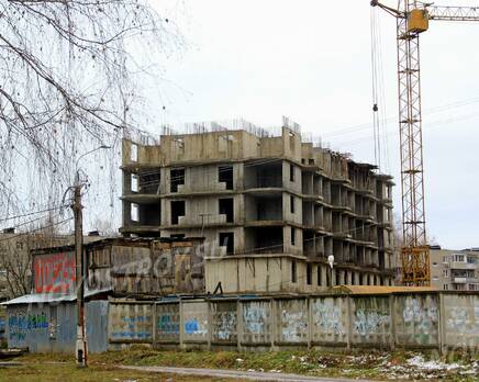 ЖК «Ренессанс»: 20.12.2015 - Корпус на стадии возведения средних этажей, общее впечатление - работы пмостановлены, Декабрь 2015