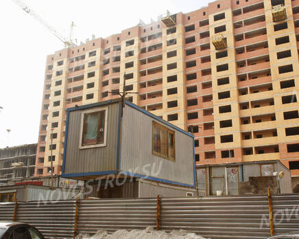 ЖК «на ул. Дубки»: Строящийся корпус и бытовки строителей. 22.02.2015, Февраль 2016
