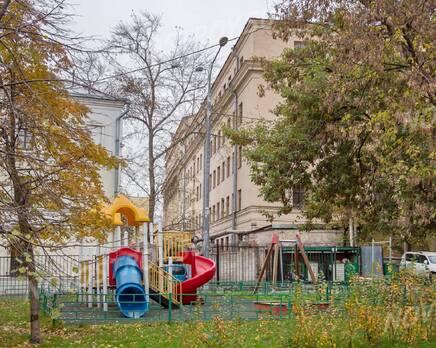 МФК «SOYUZ APARTMENTS»: Сквер с детской площадкой возле здания, Октябрь 2016
