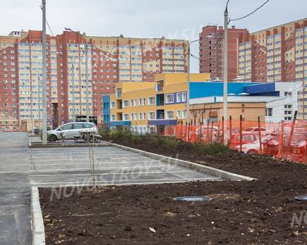 ЖК «Лунный»: автопарковка на территории комлпекса, Апрель 2017