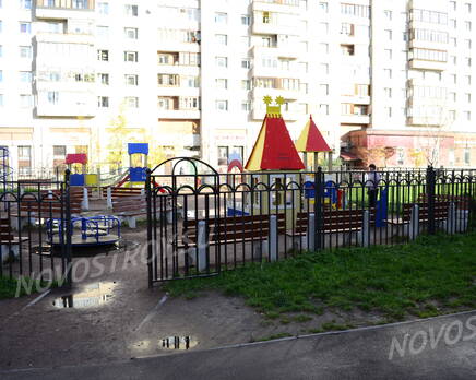 Детская площадка у жилого комплекса &quot;Дом у Ледового дворца&quot;, Октябрь 2011