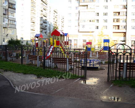 Детская площадка у жилого комплекса &quot;Дом у Ледового дворца&quot;, Октябрь 2011