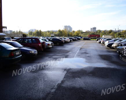 Автомобильный паркинг у жилого комплекса &quot;Дом у Ледового дворца&quot;, Октябрь 2011