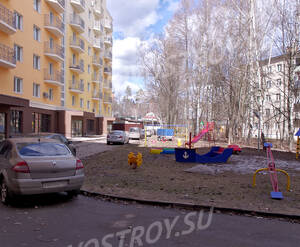 ЖК «Петровский» (п. Мечниково): Двор и детская площадка рядом, 10.04.2015 г.