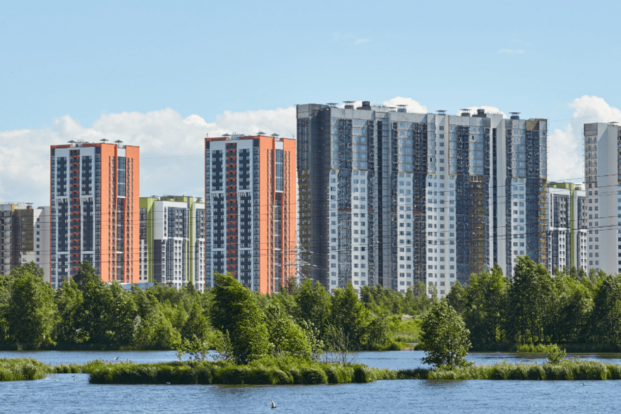 Реально ли купить квартиру с видом на Петербург за 25 тысяч в месяц?